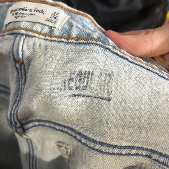 Abercrombie & Fitch The 90’s Relaxed High Rise Jeans Light Wash Size 37/24S NWT - Picture 9 of 10